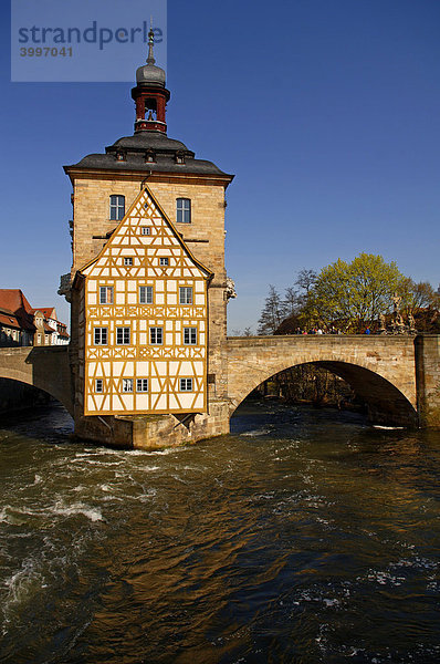 Altes Rathaus mit oberer Brücke in der Regnitz  Bamberg  Oberfranken  Bayern  Deutschland  Europa