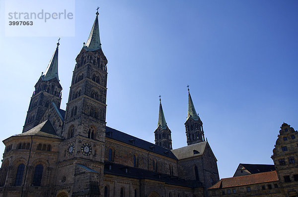 Bamberger Dom gegen blauen Himmel  Bamberg  Oberfranken  Bayern  Deutschland  Europa