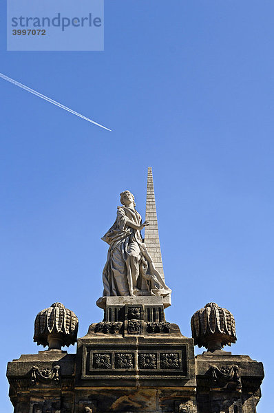 Skulptur gegen blauen Himmel auf dem Residenzplatz  Bamberg  Oberfranken  Bayern  Deutschland  Europa