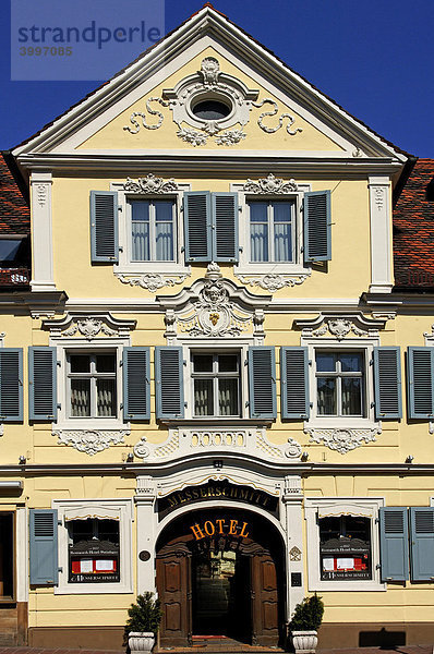 Alte dekorative Eingangsfassade eines Hotels  Bamberg  Oberfranken  Bayern  Deutschland  Europa