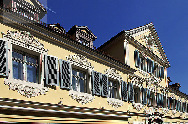 Alte dekorative Fassade eines Hotels  Detail  Bamberg  Oberfranken  Bayern  Deutschland  Europa