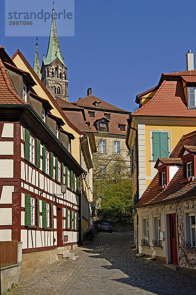 Alte Gasse mit Fachwerkhäusern  hinten Türme des Bamberger Doms  Bamberg  Oberfranken  Bayern  Deutschland  Europa