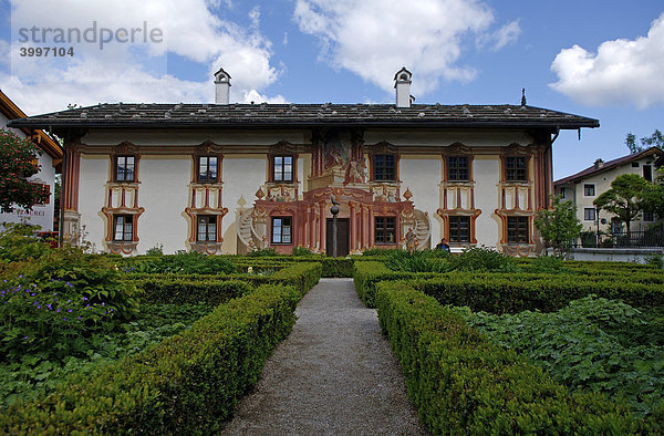 Pilatushaus mit Gartenanlage  Oberammergau  Oberbayern  Deutschland  Europa