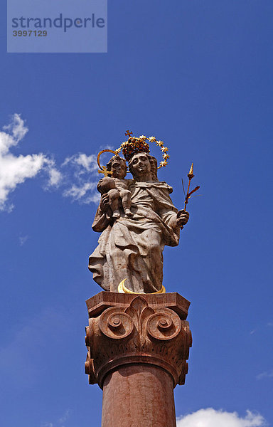 Marienstatue mit Kind auf einer Säule gegen blauen Himmel  Murnau  Oberbayern  Bayern  Deutschland  Europa