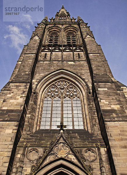 Neugotischer Kirchturm gegen blauen Himmel  Lichfield  England  Europa