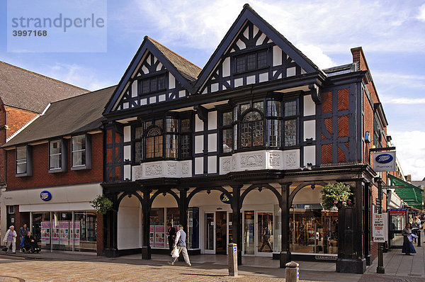 Alte englische Fachwerkhäuser mit Drogeriegeschäft im Tudorstil  Lichfield  England  Europa