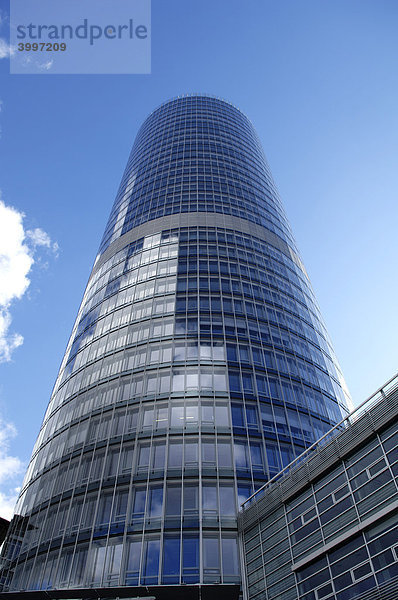 Business Tower gegen blauen Himmel  Nürnberg  Mittelfranken  Bayern  Deutschland  Europa