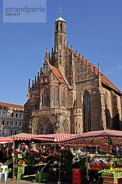 Frauenkirche am Hauptmarkt  vorne Marktstände  Nürnberg  Mittelfranken  Bayern  Deutschland  Europa