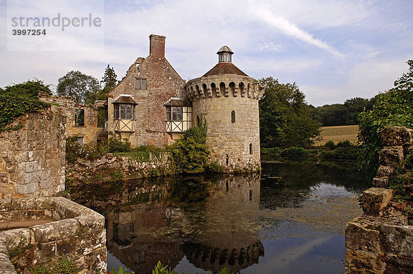 Scotney Castle Ruine mit Wassergraben  Grafschaft Kent  England  Europa