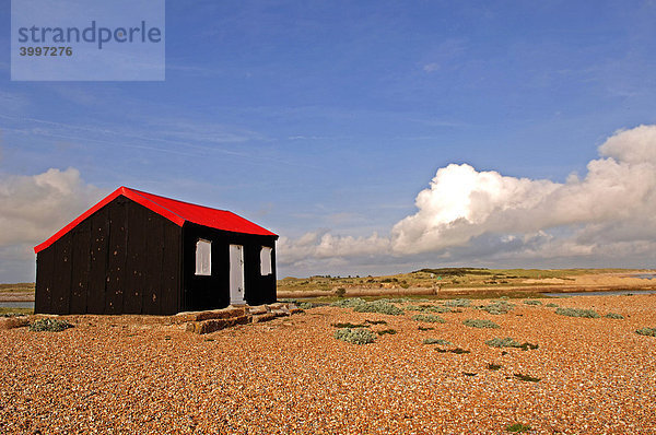 Fischerhütte mit rotem Dach am Strand von Rye  Grafschaft Kent  England  Europa