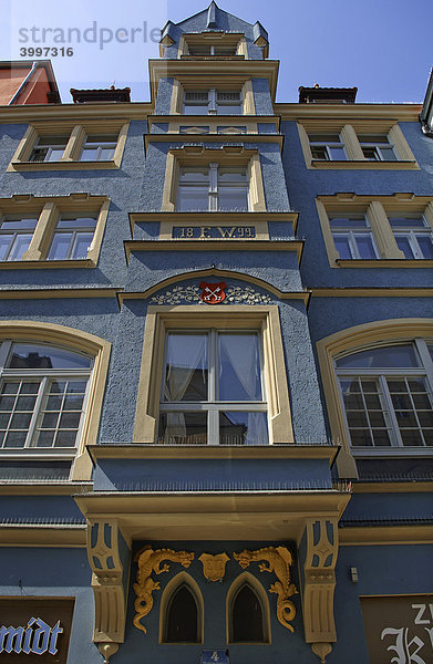 Dekorative Hausfassade eines Bürgerhauses mit Erkern  Regensburg  Oberpfalz  Bayern  Deutschland  Europa