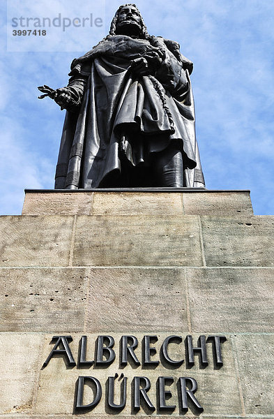 Albrecht Dürer Denkmal gegen blauen Himmel  Nürnberg  Mittelfranken  Bayern  Deutschland  Europa