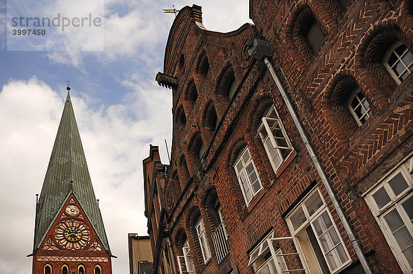 Alte Giebelhäuser  hinten Turm der St. Johannis Kirche  Lüneburg  Niedersachsen  Deutschland  Europa