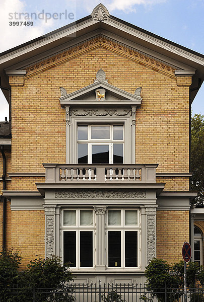 Hausfassade mit Balkon  Klassizismus  1871  Lüneburg  Niedersachsen  Deutschland  Europa