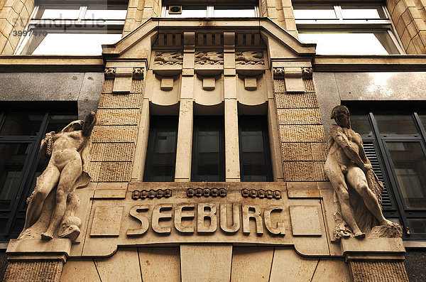 Dekoratives Eingangsportal  Detail  eines Geschäftshauses  Hamburg  Deutschland  Europa