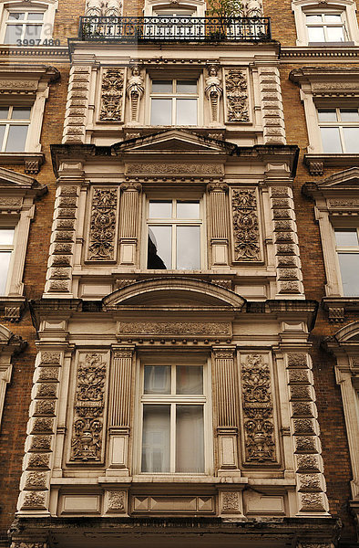 Alte dekorative Hausfassade mit Erker und Balkon  1870-1890  Hamburg  Deutschland  Europa Hausfassade
