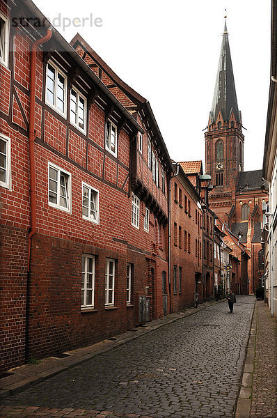 Gasse mit Altstadthäusern hinten St. Johannis Kirche  Backsteingotik  Lüneburg  Niedersachsen  Deutschland  Europa