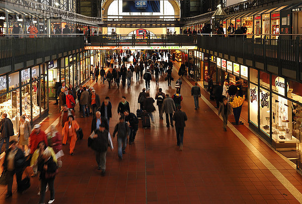 Menschen in Bewegung am Hauptbahnhof  Hamburg  Deutschland  Europa