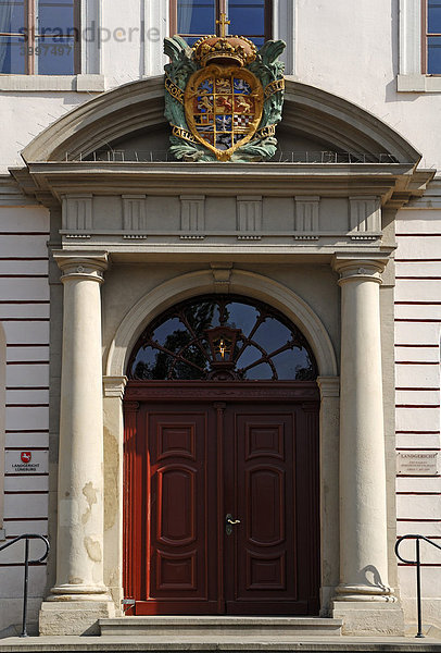 Eingangsportal mit Wappen vom alten Schloss  heute Landgericht  Lüneburg  Niedersachsen  Deutschland  Europa