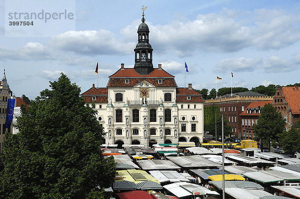 Altes Rathaus mit Blick auf den Wochenmarkt  Lüneburg  Niedersachsen  Deutschland  Europa