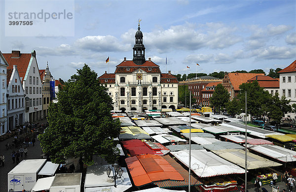 Altes Rathaus mit Blick auf den Wochenmarkt  Lüneburg  Niedersachsen  Deutschland  Europa