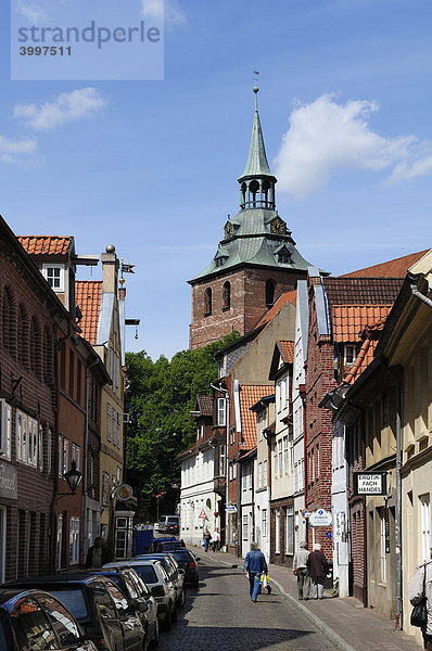 Straße mit alten Giebelhäusern  hinten St. Michaelis-Kirche  Lüneburg  Niedersachsen  Deutschland  Europa