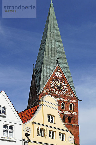 Turm der St. Johannis-Kirche  vorne alte Giebelhäuser  Lüneburg  Niedersachsen  Deutschland  Europa