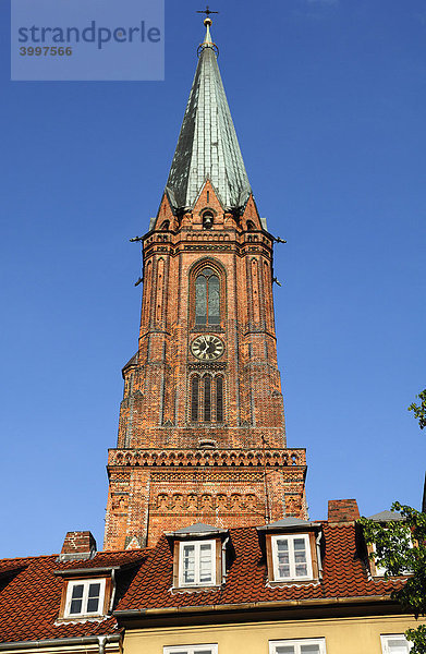 Turm der St. Nicolai-Kirche  Backsteingotik  Neugotik 1895  Lüneburg  Niedersachsen  Deutschland  Europa
