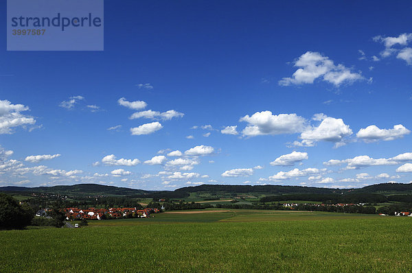 Fränkische Landschaft mit blau-weißem Himmel  Fränkische Schweiz  Eckental  Mittelfranken  Bayern  Deutschland  Europa