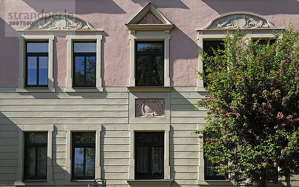 Dekorative Fassade eines Bürgerhauses im Stadtteil Löbtau  Dresden  Sachsen  Deutschland  Europa