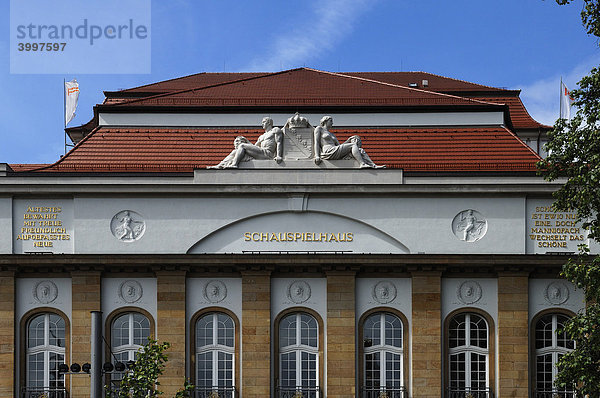 Eingangsfassade  Detail  mit Figuren des Schauspielhauses  Dresden  Sachsen  Deutschland  Europa