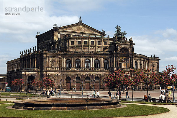 Semper Oper mit Parkanlage  Dresden  Sachsen  Deutschland  Europa