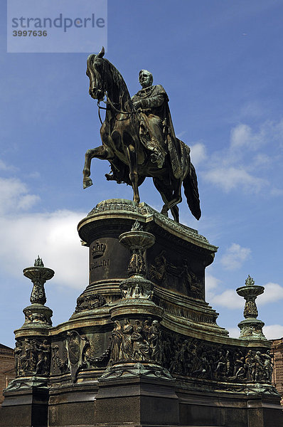 Reiterstandbild König Johann  errichtet 1889  gegen blauen Himmel  Dresden  Sachsen  Deutschland  Europa