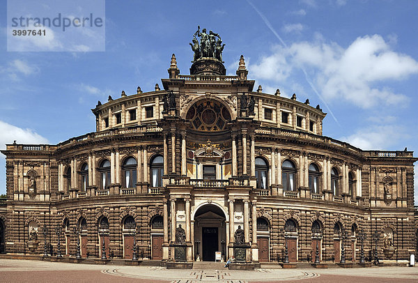 Eingangsfassade der Semper Oper Frontansicht  Dresden  Sachsen  Deutschland  Europa
