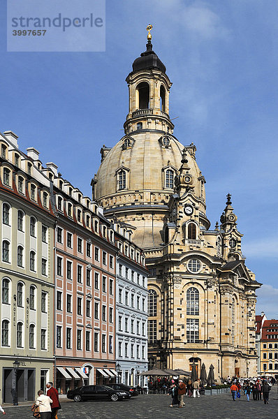 Frauenkirche am Neumarkt  links neue Bürgerhäuser am Neumarkt  Dresden  Sachsen  Deutschland  Europa