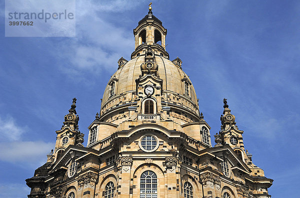 Turm der Frauenkirche gegen blauen Himmel  Dresden  Sachsen  Deutschland  Europa