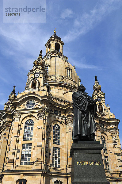 Frauenkirche am Neumarkt gegen blauen Himmel  vorne Denkmal von Martin Luther  Dresden  Sachsen  Deutschland  Europa