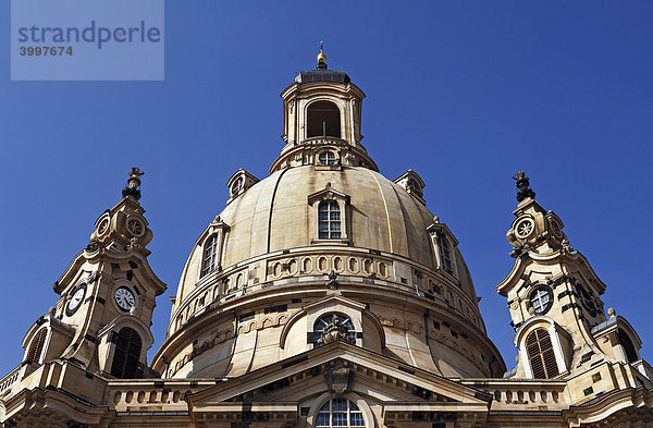 Kuppel der Frauenkirche gegen blauen Himmel am Neumarkt  Dresden  Sachsen  Deutschland  Europa