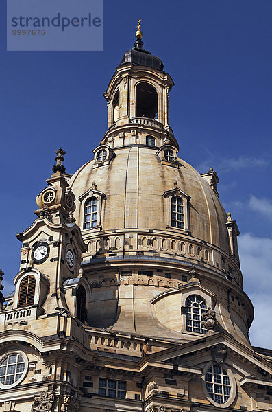 Kuppel der Frauenkirche gegen blauen Himmel am Neumarkt  Dresden  Sachsen  Deutschland  Europa