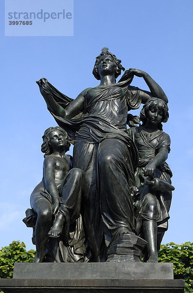 Allegorische Skulpturen gegen blauen Himmel auf der Brühlschen Terrasse  Dresden  Sachsen  Deutschland  Europa