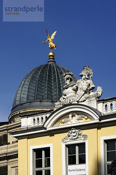 Kuppel mit vergoldeter Engelsfigur und Teil der Fassade der Staatlichen Akademie der Bildenden Künste  Dresden  Sachsen  Deutschland  Europa