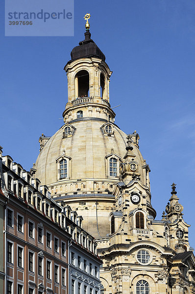 Turm der Frauenkirche am Neumarkt  vorne Bürgerhäuser Quartier  Dresden  Sachsen  Deutschland  Europa