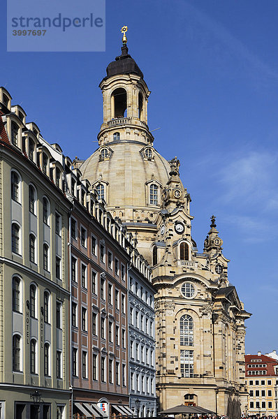 Turm der Frauenkirche am Neumarkt  vorne Bürgerhäuser Quartier  Dresden  Sachsen  Deutschland  Europa