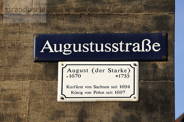 Straßenschild Augustustraße mit Namenserkärung  Dresden  Sachsen  Deutschland  Europa
