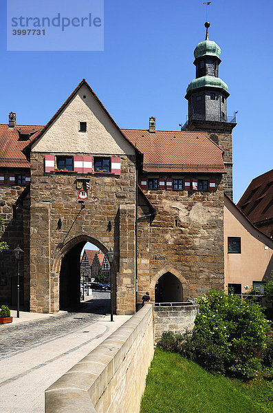 Das alte Nürnberger Tor  hinten Turm der Nikolai Kirche  Lauf an der Pegnitz  Mittelfranken  Bayern  Deutschland  Europa