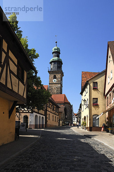 Turm der Nikolai Kirche  links altes fränkisches Fachwerkhaus  Lauf an der Pegnitz  Mittelfranken  Bayern  Deutschland  Europa