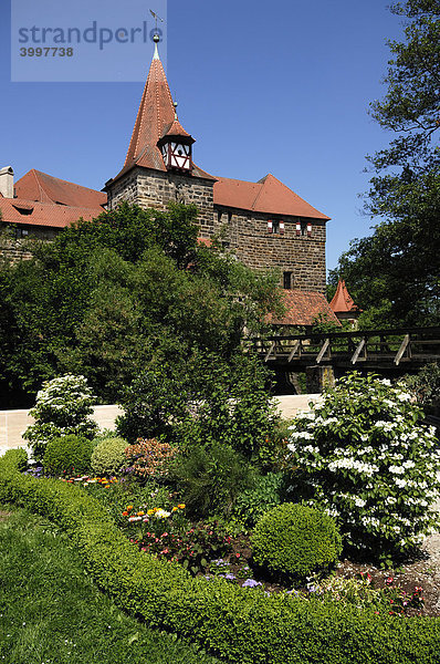 Wenzels Schloss  1353  vorne Parkanlage  Lauf an der Pegnitz  Mittelfranken  Bayern  Deutschland  Europa