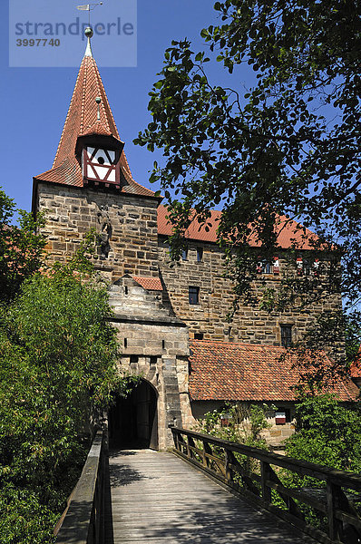 Wenzels Schloss  1353  Eingangstor mit Brücke  Lauf an der Pegnitz  Mittelfranken  Bayern  Deutschland  Europa
