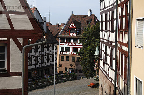 Blick auf das Albrecht Dürer-Haus  vorne alte fränkische Fachwerkhäuser  Nürnberg  Mittelfranken  Bayern  Deutschland  Europa