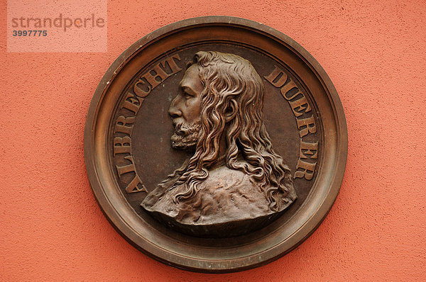 Gedenktafel mit dem Bildnis von Albrecht Dürer an einer Hausfassade  Nürnberg  Mittelfranken  Bayern  Deutschland  Europa Hausfassade